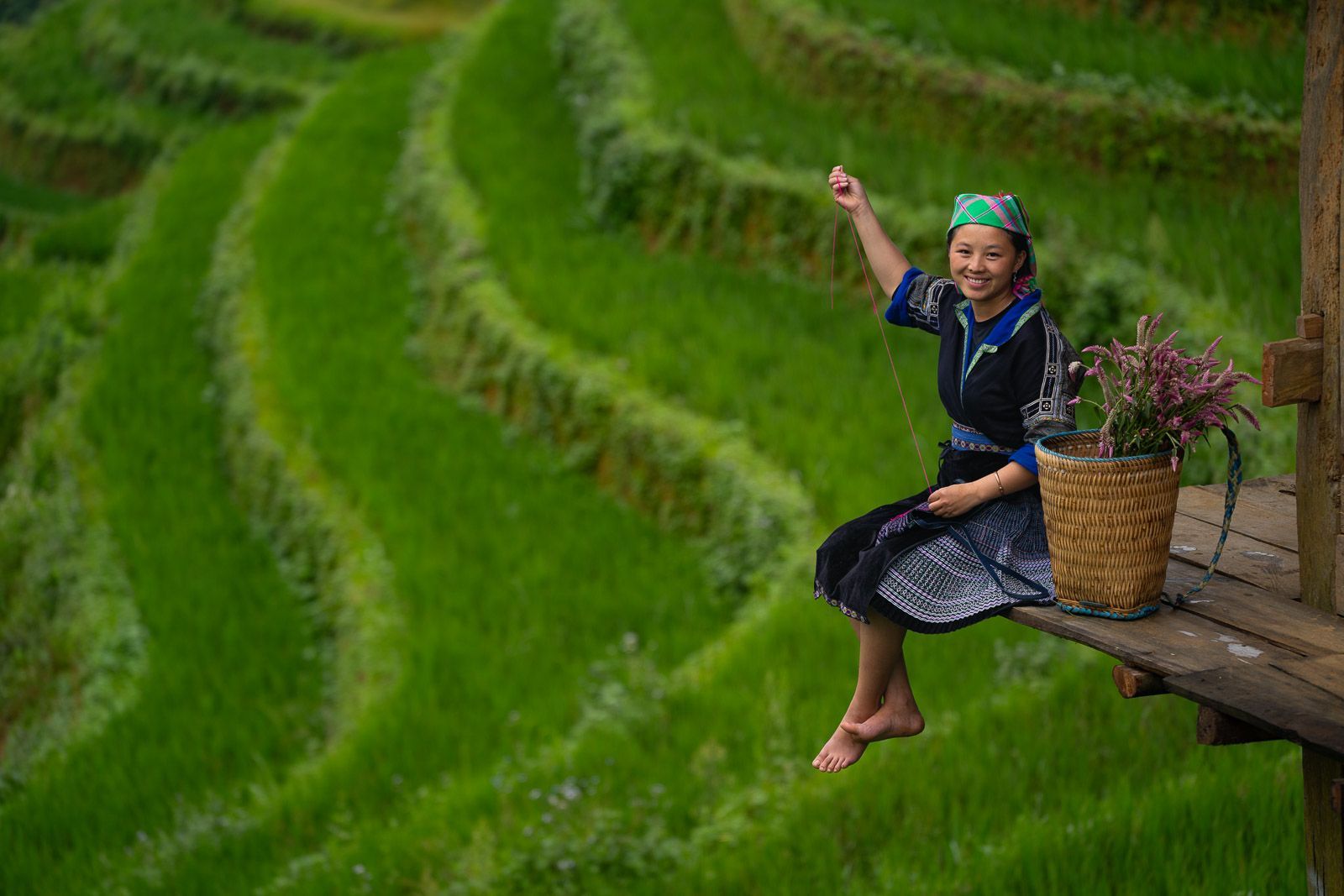 Mujer Hmong cosiendo en terrazas de arroz de Mu Cang Chai, Vietnam | Viaje Fotográfico Vietnam | viajesfotograficos.com