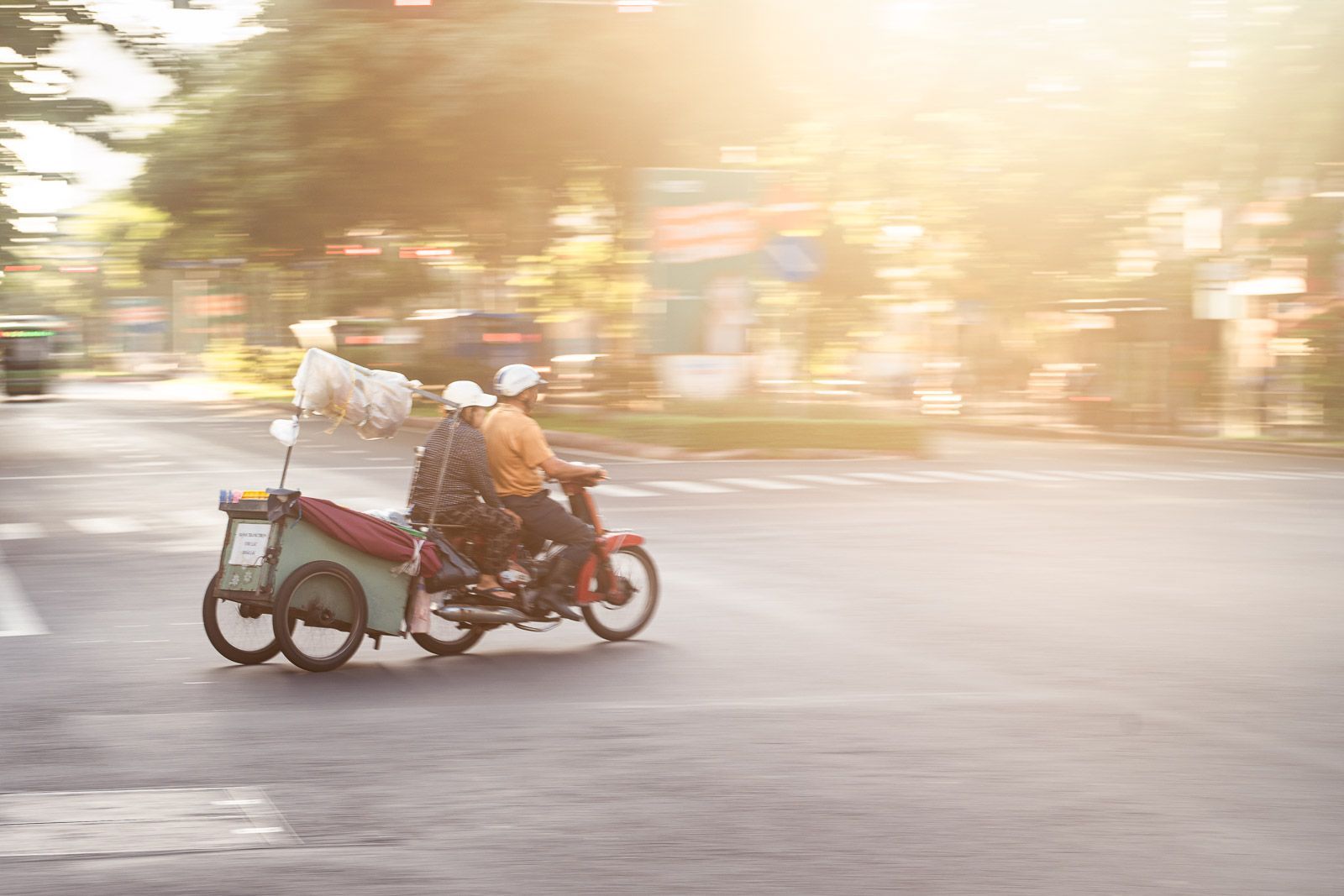 Moto con remolque al amanecer en Ho Chi Minh Ho Chi Minh | Viaje Fotográfico Vietnam | viajesfotograficos.com