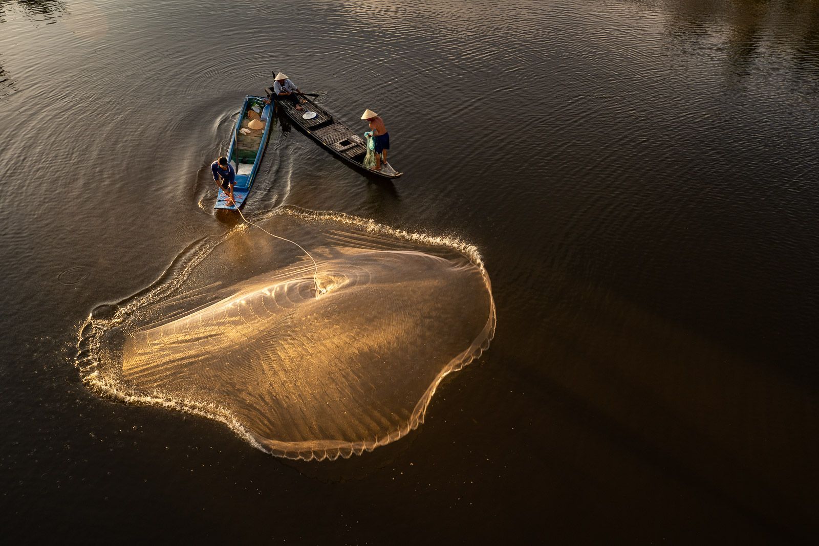 Pescadores al atardecer en Chau Doc | Viaje Fotográfico Vietnam | viajesfotograficos.com