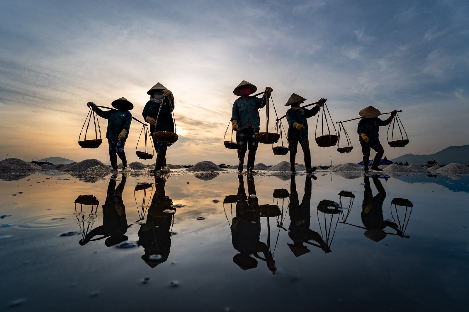 Trabajadoras Cosechando Sal al Amanecer | Viaje Fotográfico Vietnam | viajesfotograficos.com
